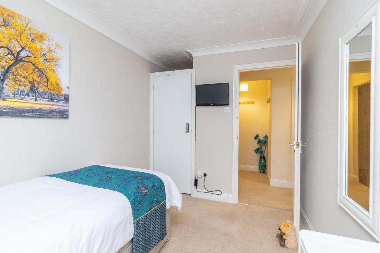 Convenient Contractor Stay Free Parking Walk To Weatherspoons Bedford Exterior photo